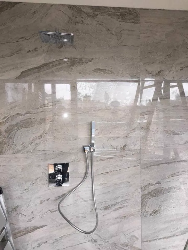Tamamladığımız banyo: ankastre duş bataryası ve mermer görünümlü seramik